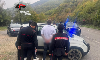 Truffa del finto maresciallo sventata a Fano Adriano: due arresti, anziano derubato salvato dai Carabinieri