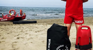 Martinsicuro, eroe in mare ma “colpevole” a riva: bagnino multato dopo un salvataggio