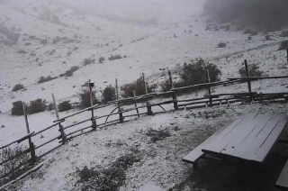 Gran Sasso, l’autunno porta la prima neve: fiocchi sul Corno Grande e Campo Imperatore