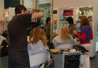 Montesilvano, bufera su un annuncio di lavoro: “Cerchiamo parrucchiere gay”