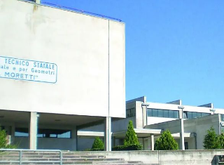 Roseto, 16enne picchiato davanti alla scuola: video del pestaggio finisce tra gli studenti